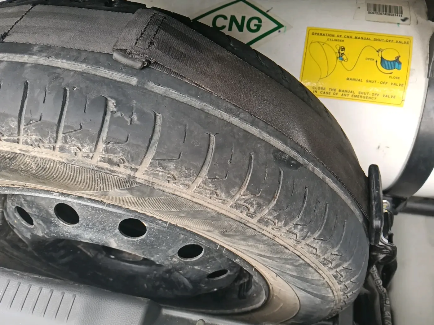 2022 Maruti Swift VXI CNG, CNG, Manual, 1,14,611 km, tyre