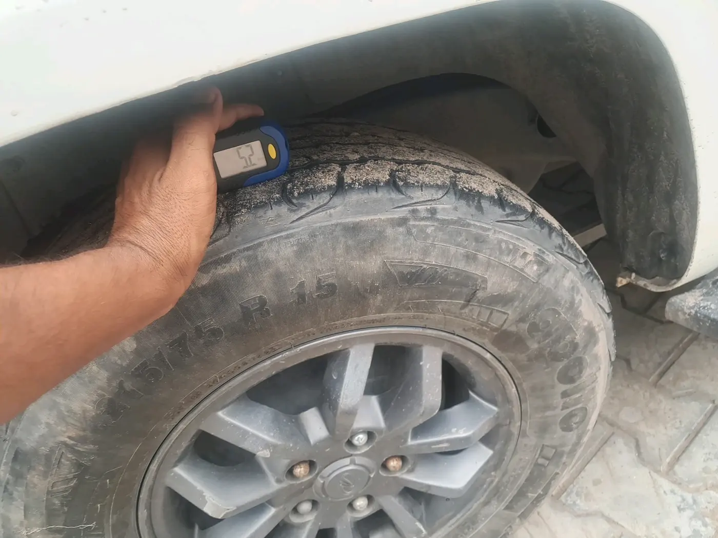 2017 Mahindra TUV300 T10, Diesel, Manual, 1,38,027 km, tyre