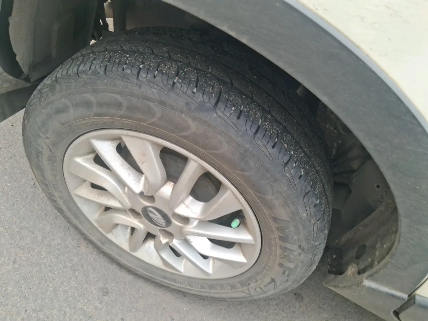 2016 Mahindra Kuv100 K8 D 6 STR, Diesel, Manual, 2,36,948 km, tyre
