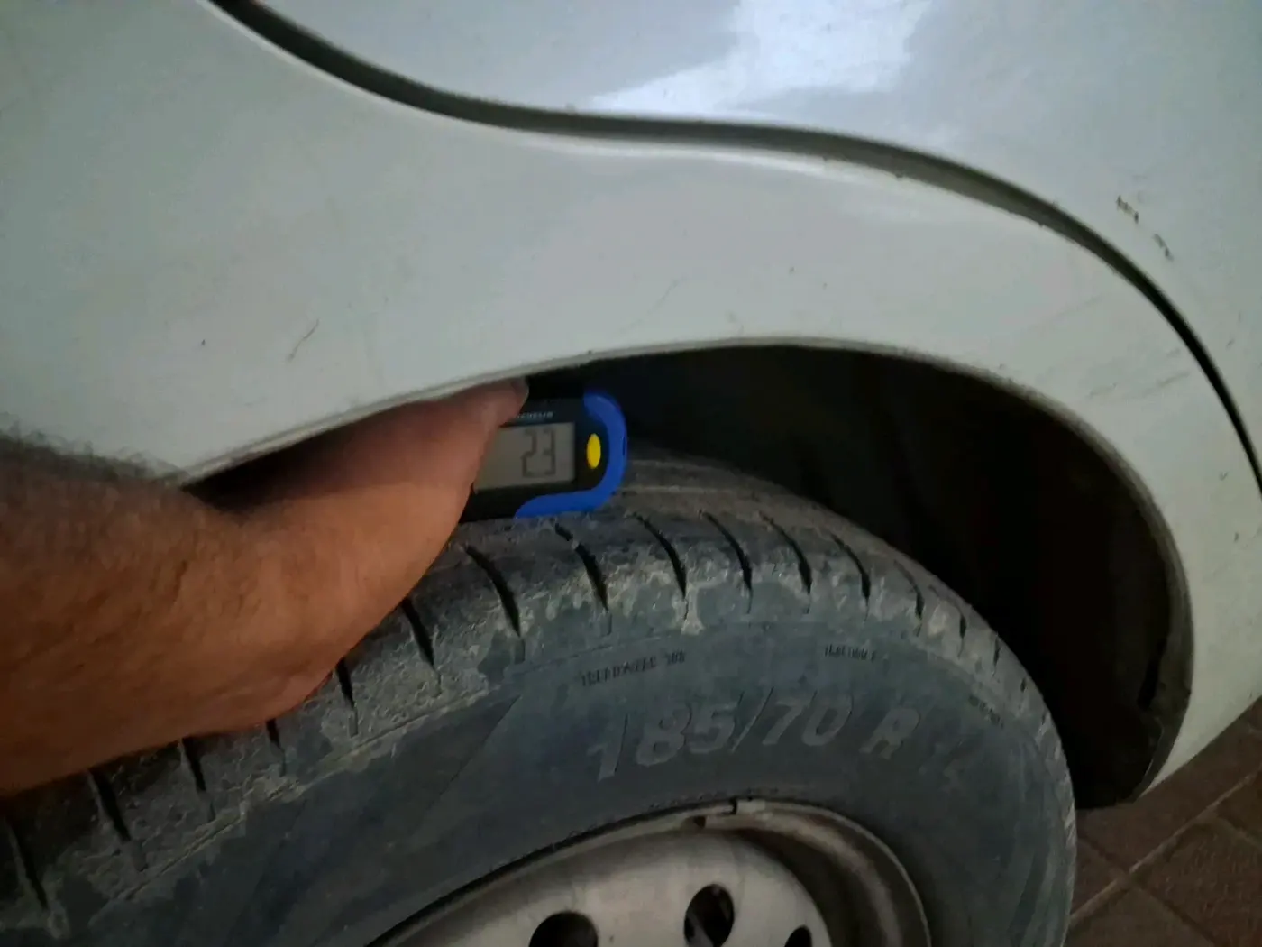 2013 Maruti Swift Dzire LXI, CNG, Manual, 1,30,568 km, tyre