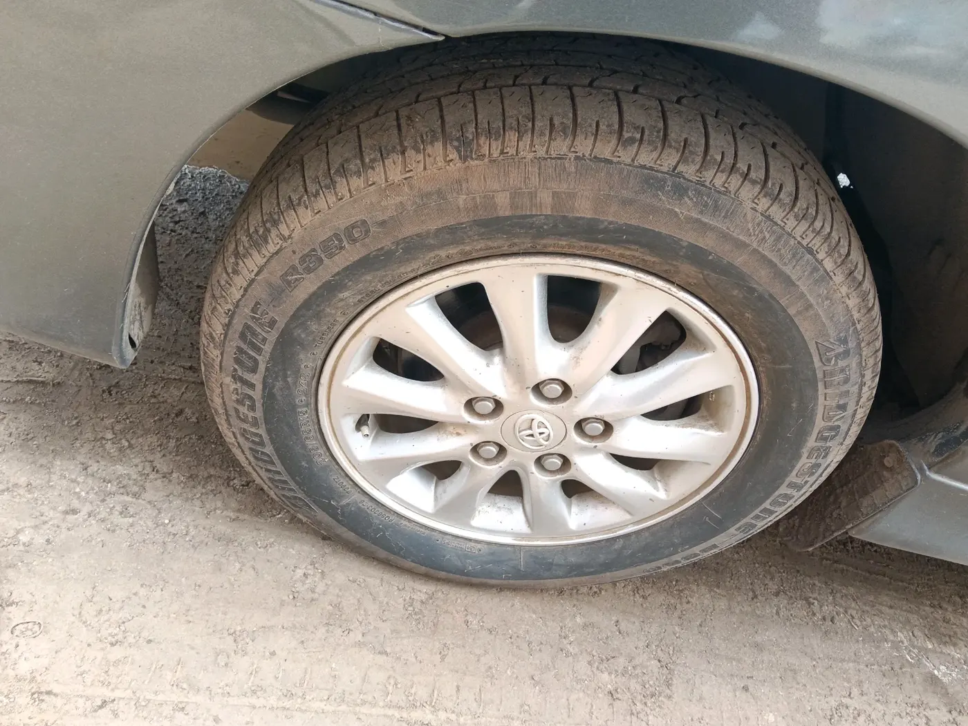 2014 Toyota Innova 2.5 VX 8 STR, Diesel, Manual, 1,72,807 km, tyre