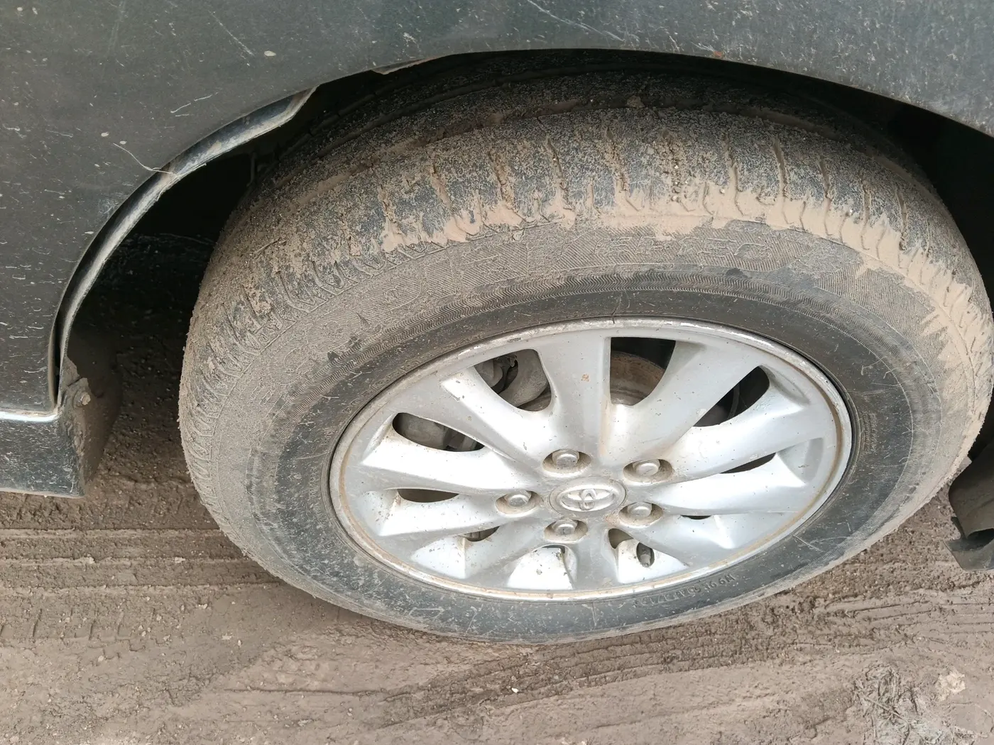 2014 Toyota Innova 2.5 VX 8 STR, Diesel, Manual, 1,72,807 km, tyre