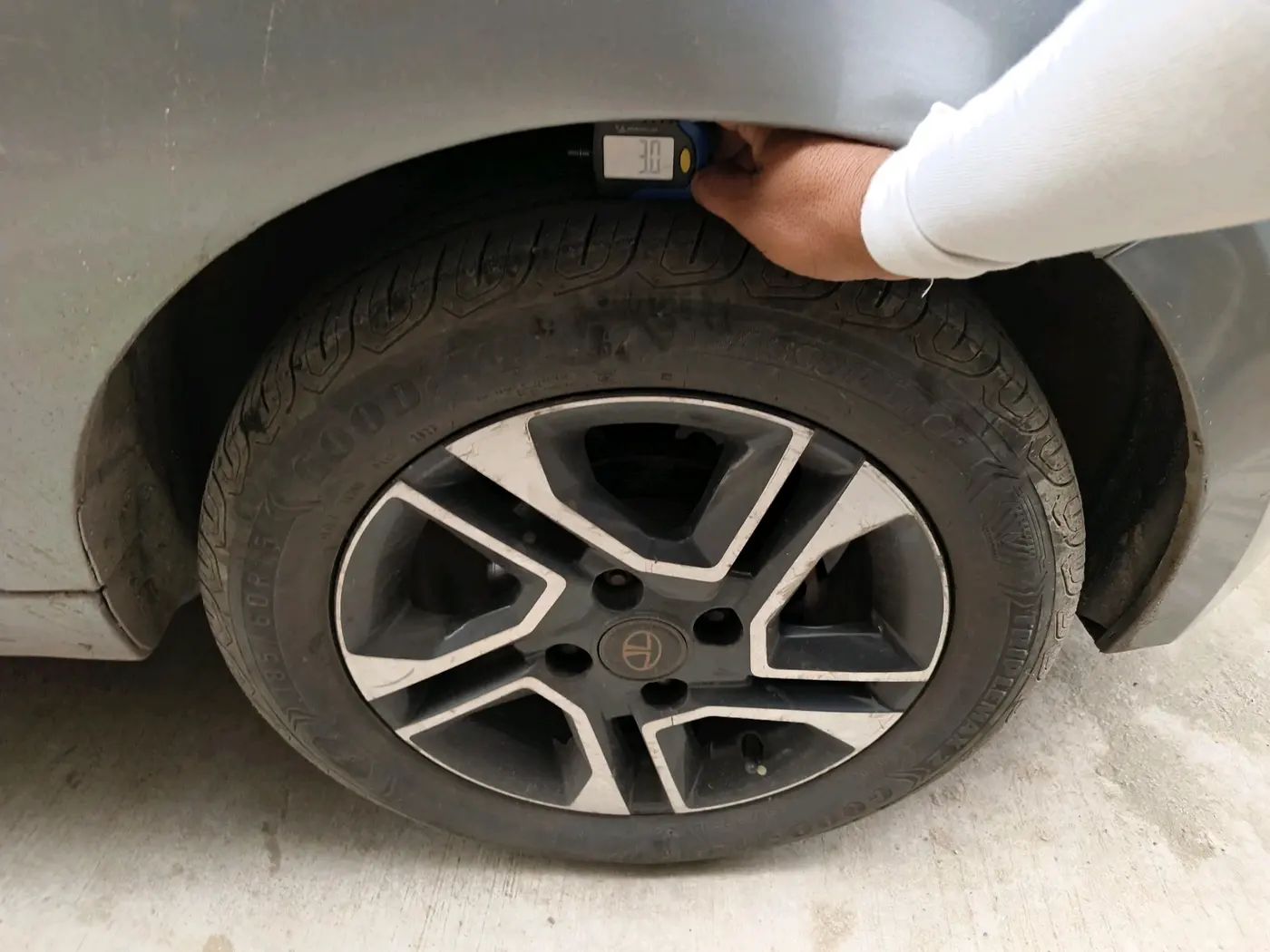 2019 Tata TIGOR XZ PLUS PETROL, CNG, Manual, 1,15,404 km, tyre