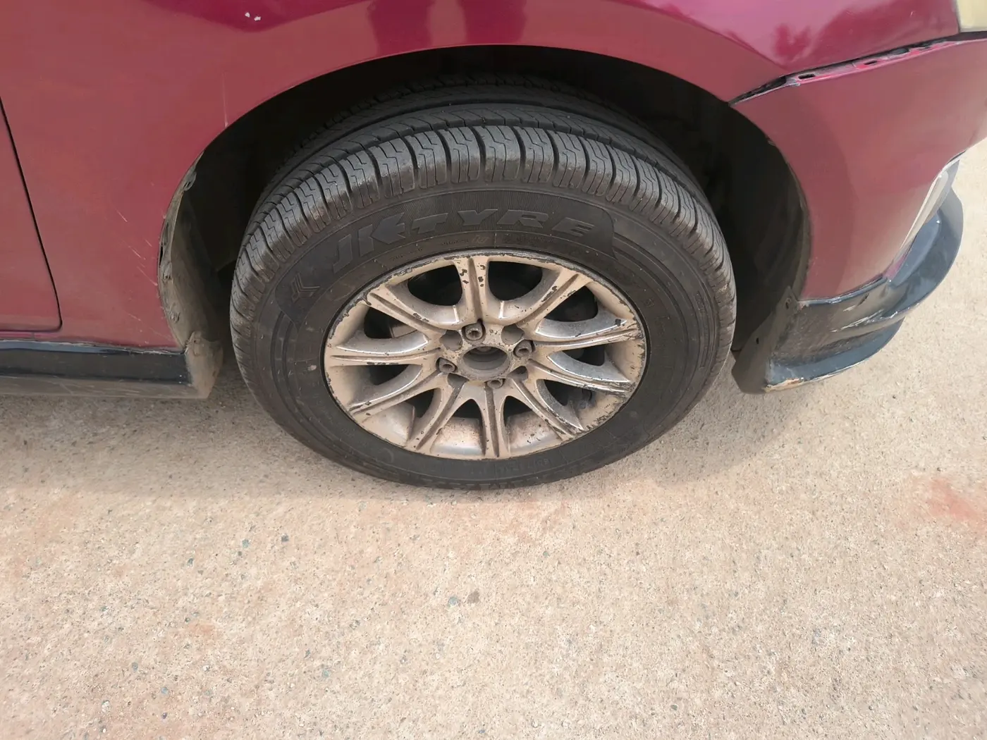 2015 Maruti Swift VXI, Petrol, Manual, 1,40,698 km, tyre