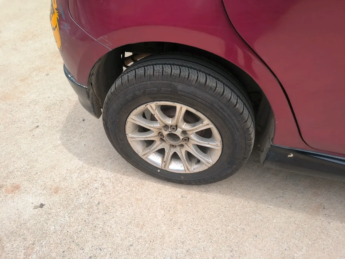 2015 Maruti Swift VXI, Petrol, Manual, 1,40,698 km, tyre