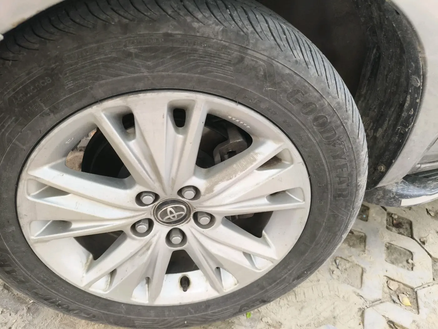 2018 Toyota Innova Crysta 2.8 ZX AT 7 STR, Diesel, Automatic, 82,819 km, tyre