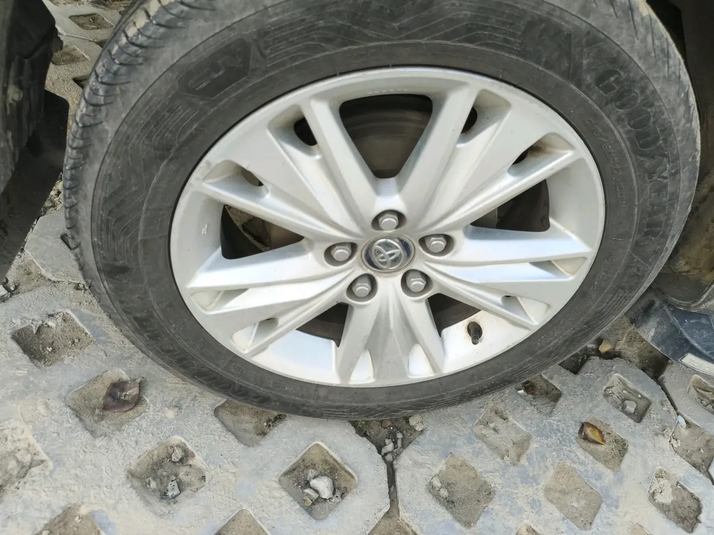 2018 Toyota Innova Crysta 2.8 ZX AT 7 STR, Diesel, Automatic, 82,819 km, tyre