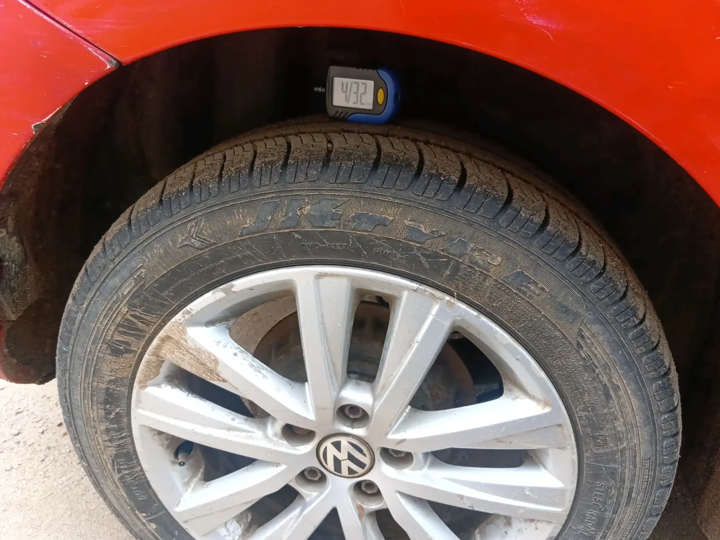 2013 Volkswagen Polo HIGHLINE1.2L, CNG, Manual, 99,817 km, tyre