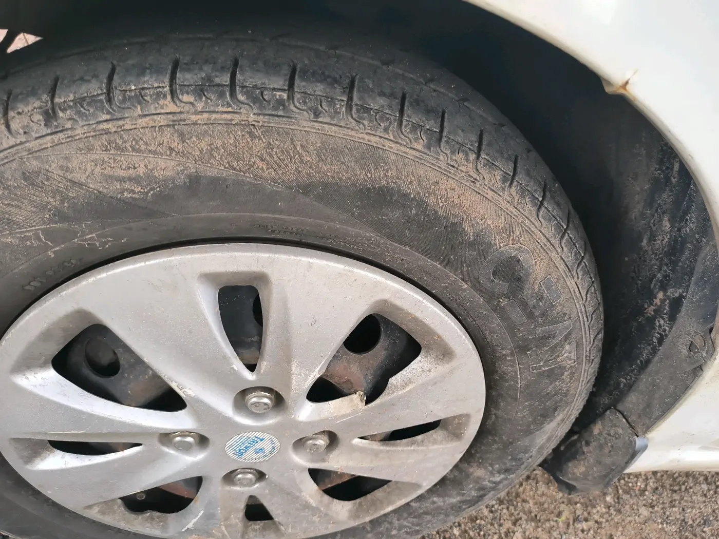 2011 Hyundai i10 MAGNA 1.1, CNG, Manual, 1,83,361 km, tyre