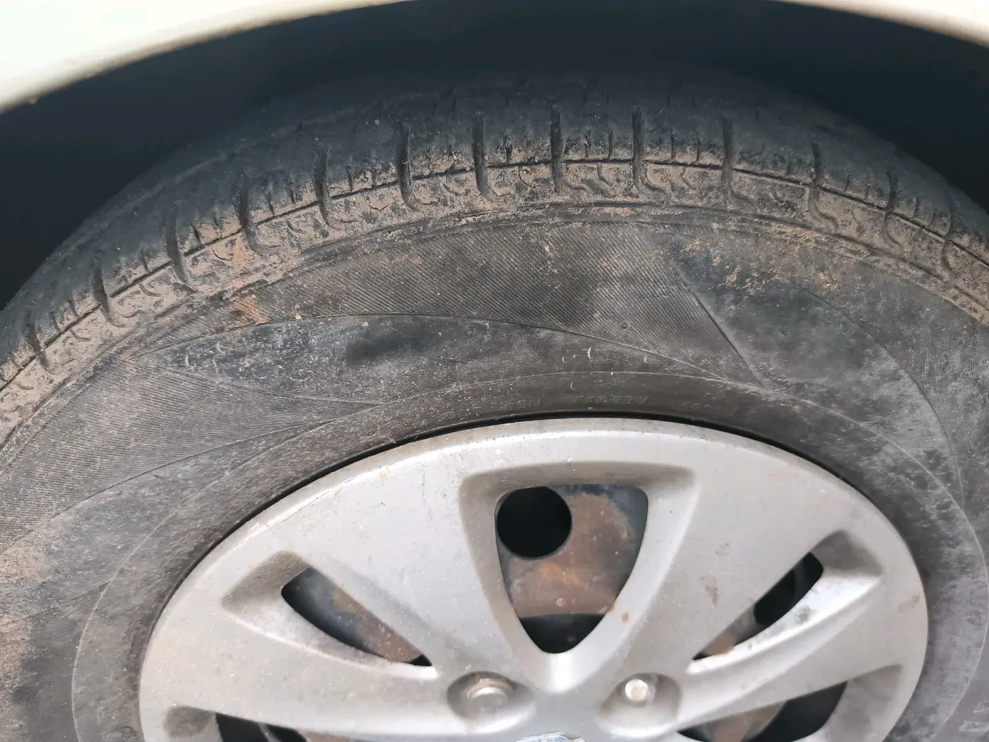 2011 Hyundai i10 MAGNA 1.1, CNG, Manual, 1,83,361 km, tyre