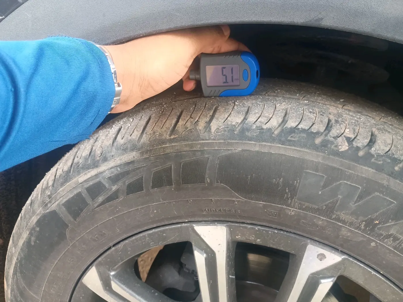 2021 Mahindra XUV700 AX 7 P AT 7 STR, Petrol, Automatic, 49,710 km, tyre