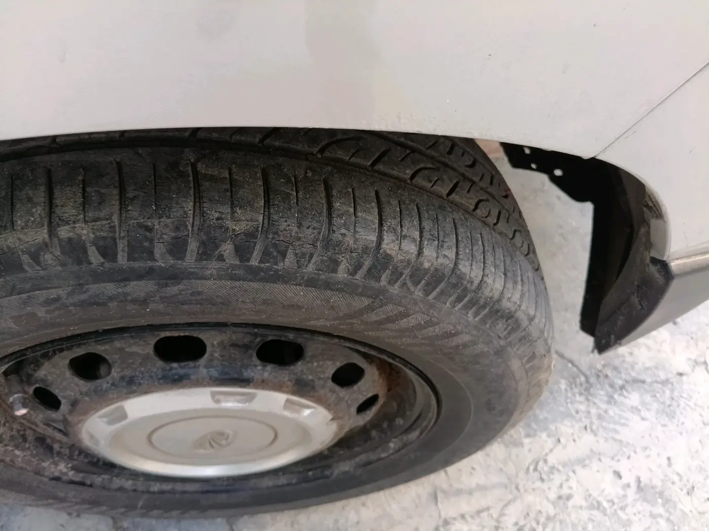 2017 Mahindra Kuv100 K2 6 STR, Petrol, Manual, 18,089 km, tyre