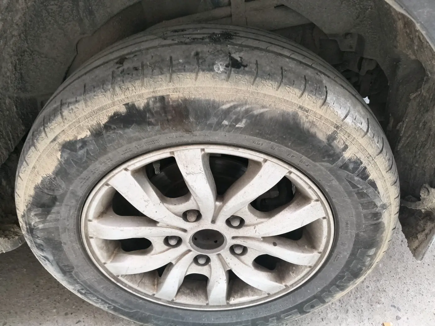 2018 Mahindra XUV500 W10, Diesel, Manual, 1,39,616 km, tyre