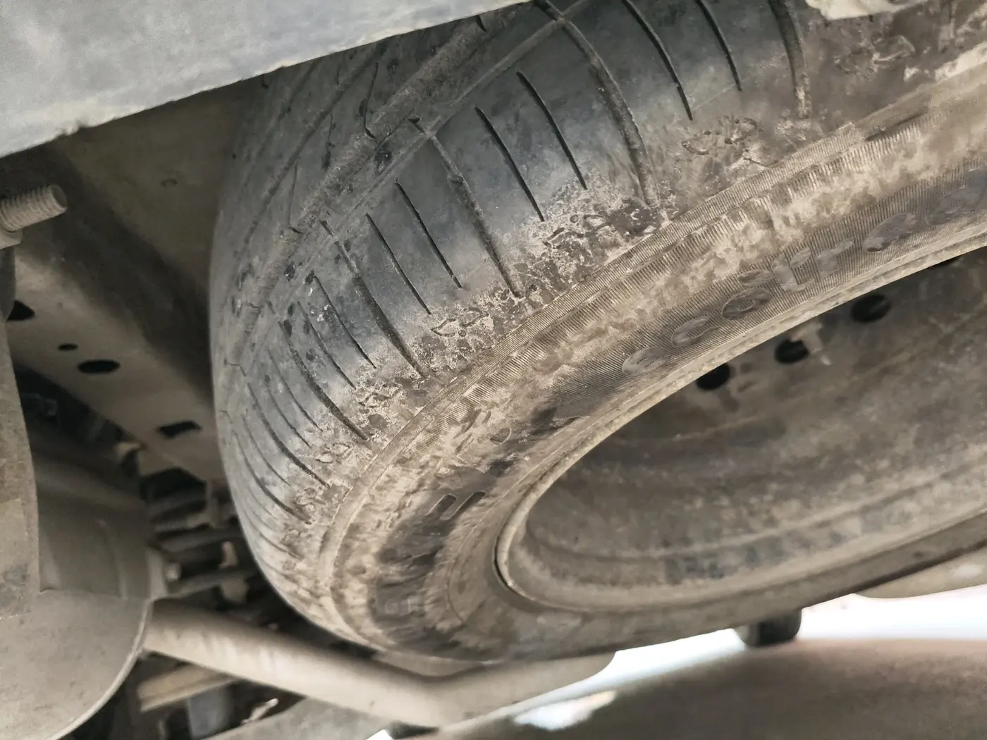 2018 Mahindra XUV500 W10, Diesel, Manual, 1,39,616 km, tyre
