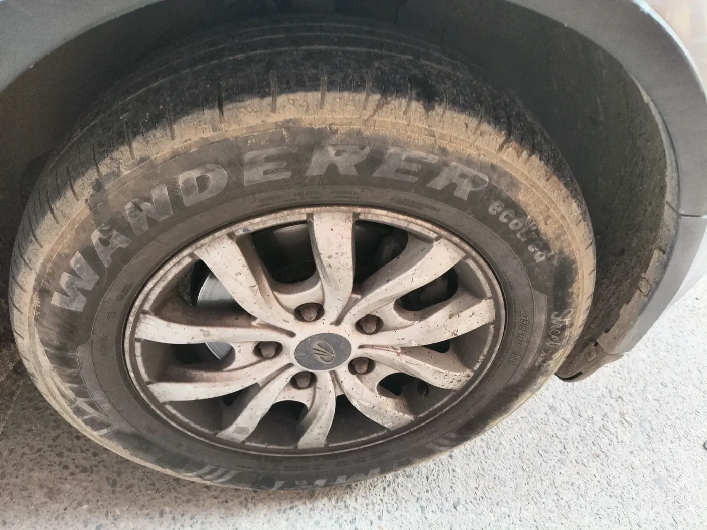 2018 Mahindra XUV500 W10, Diesel, Manual, 1,39,616 km, tyre