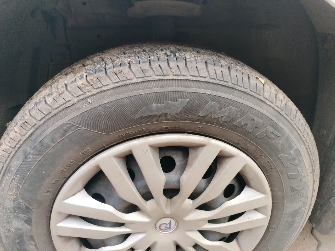 2014 Maruti Swift VXI, CNG, Manual, 1,06,476 km, tyre