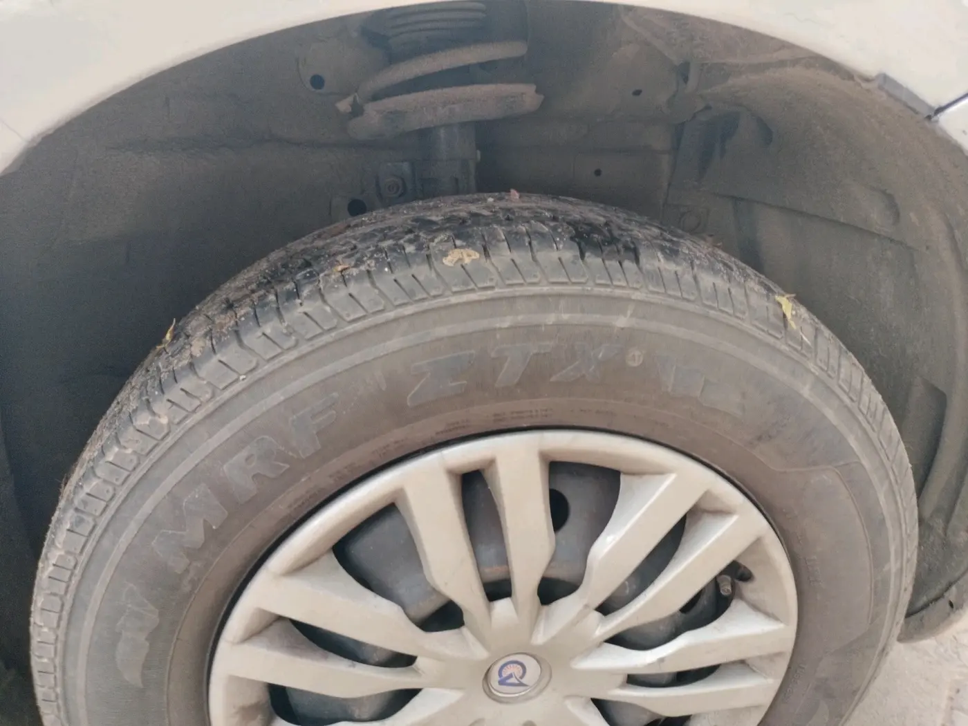 2014 Maruti Swift VXI, CNG, Manual, 1,06,476 km, tyre