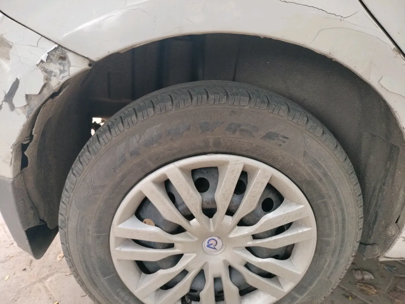2014 Maruti Swift VXI, CNG, Manual, 1,06,476 km, tyre