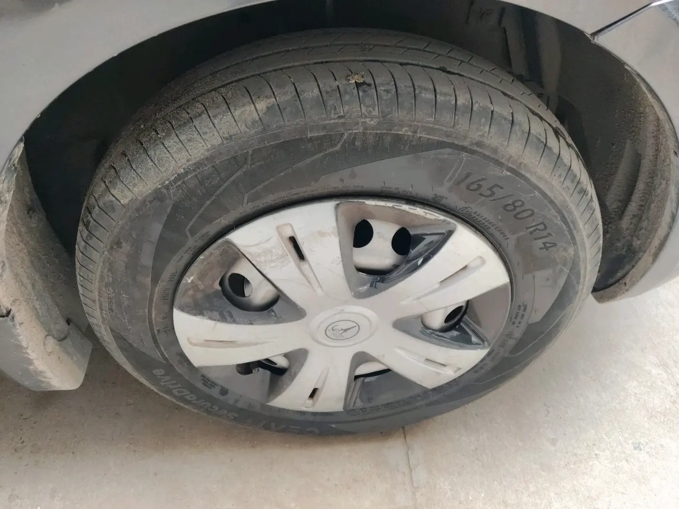 2016 Maruti Swift LXI (O), Petrol, Manual, 66,819 km, tyre