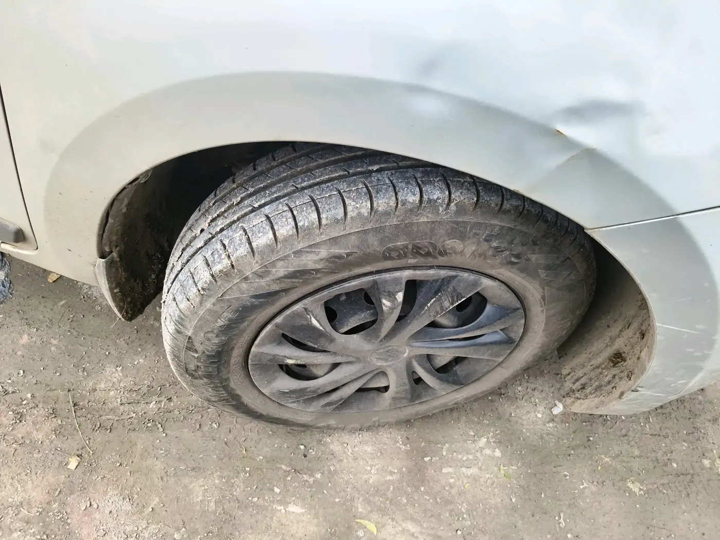 2018 Maruti Swift VXI, Petrol, Manual, 1,03,871 km, tyre