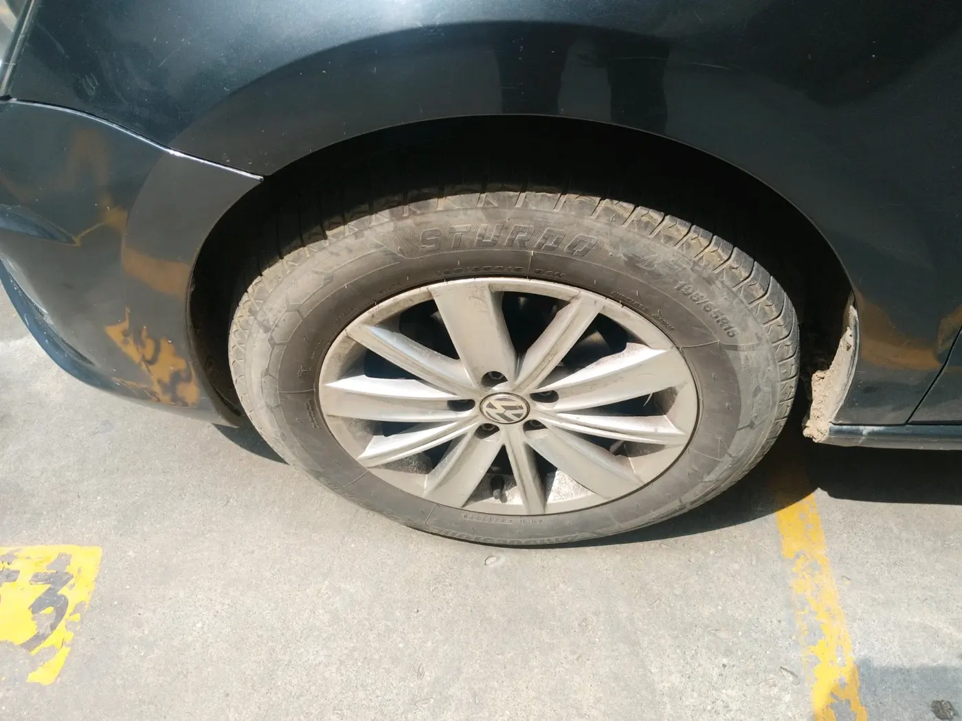 2016 Volkswagen Vento HIGHLINE 1.5 AT, Diesel, Automatic, 1,39,271 km, tyre