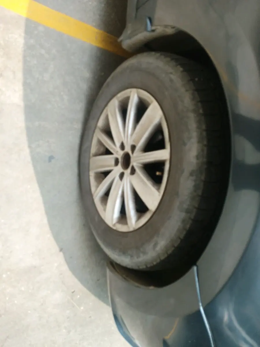 2016 Volkswagen Vento HIGHLINE 1.5 AT, Diesel, Automatic, 1,39,271 km, tyre