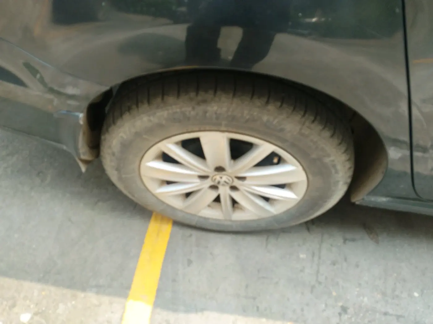 2016 Volkswagen Vento HIGHLINE 1.5 AT, Diesel, Automatic, 1,39,271 km, tyre