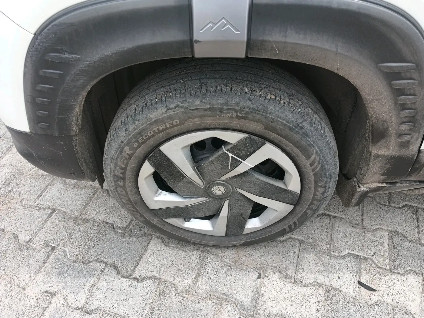 2024 Maruti BREZZA LXI S- CNG, CNG, Manual, 30,427 km, tyre