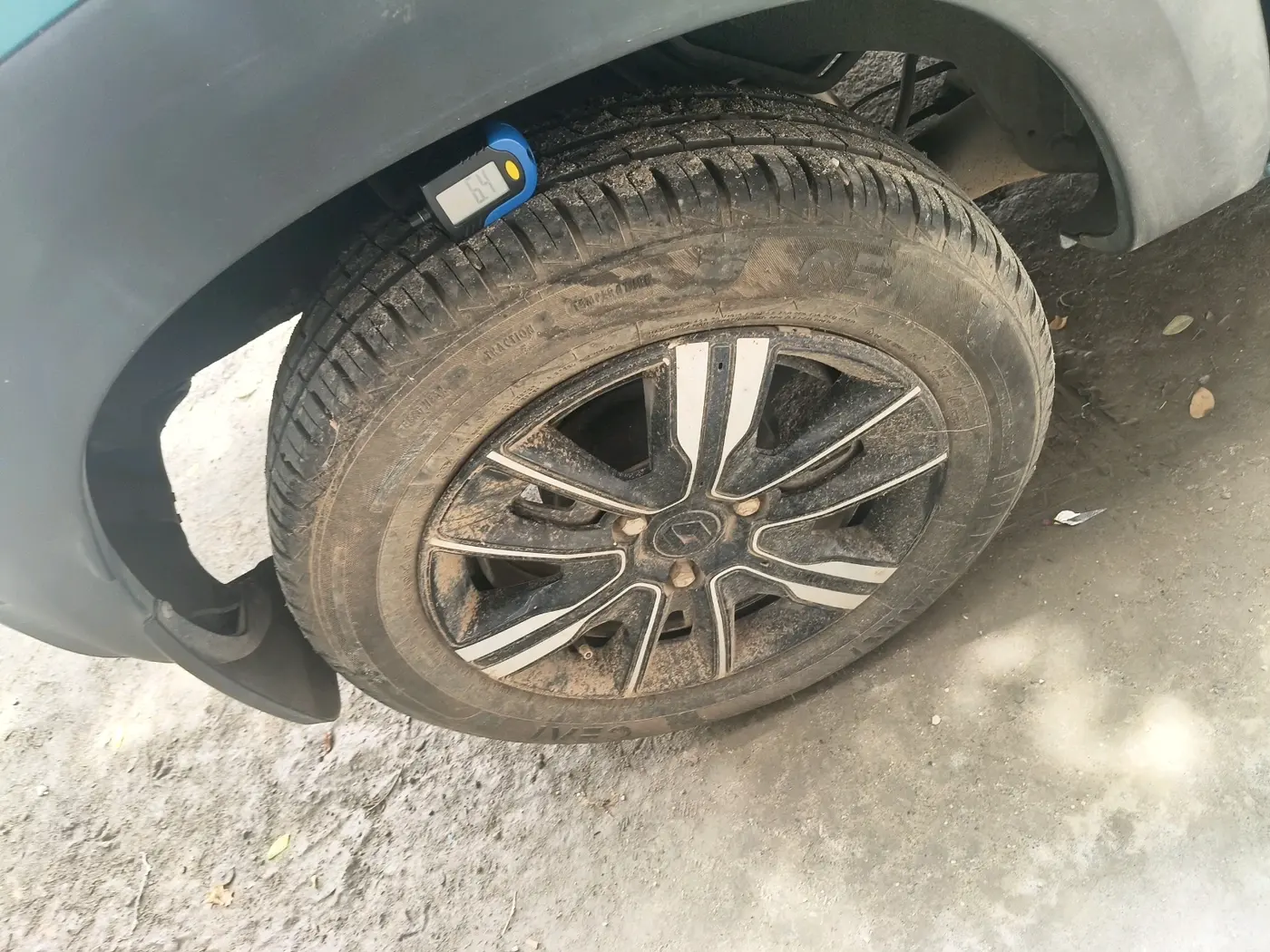 2022 Renault Kwid CLIMBER AMT 1.0, Petrol, Automatic, 16,655 km, tyre