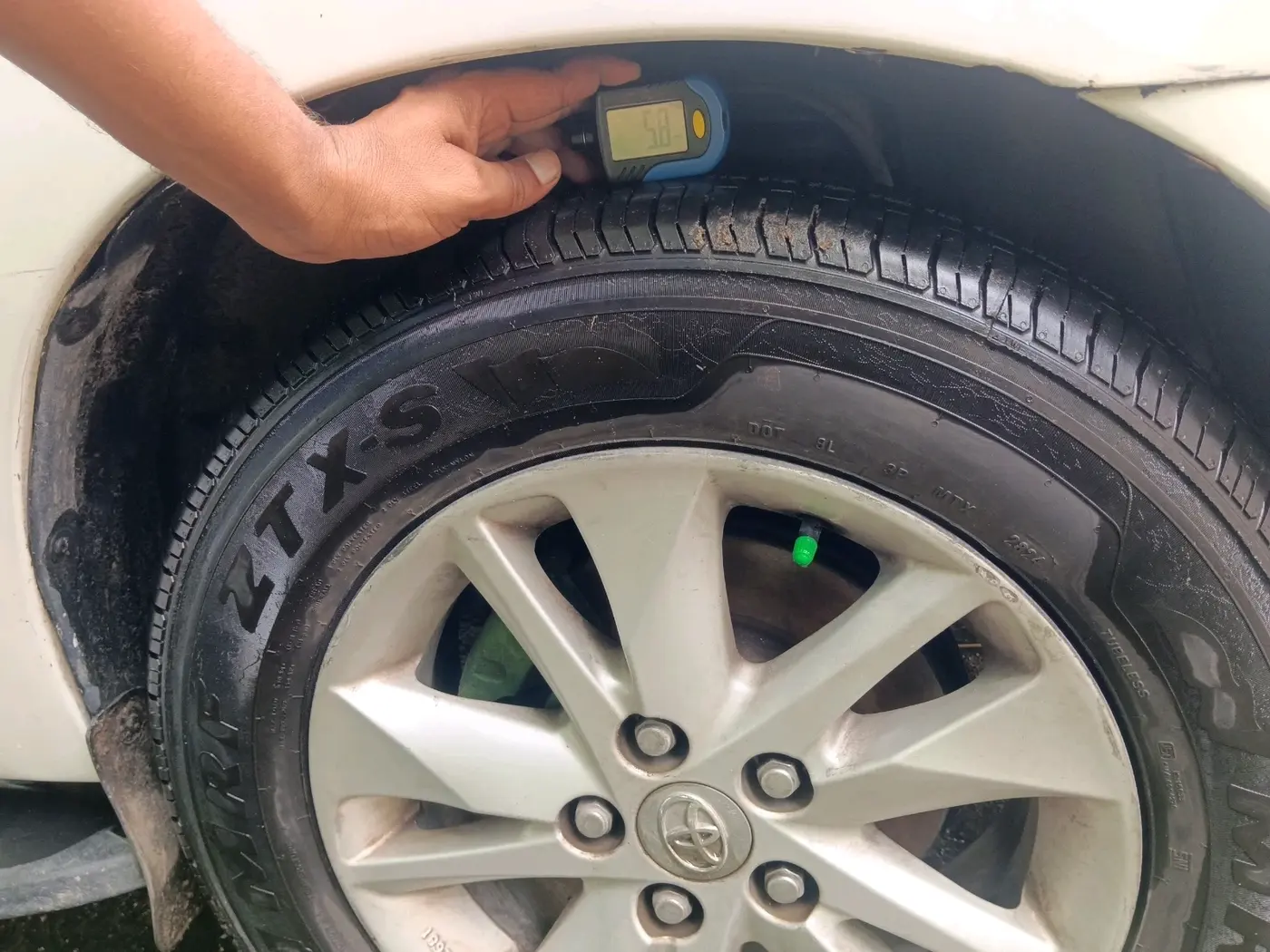 2014 Toyota Innova 2.5 G2 7STR, Diesel, Manual, 2,09,091 km, tyre