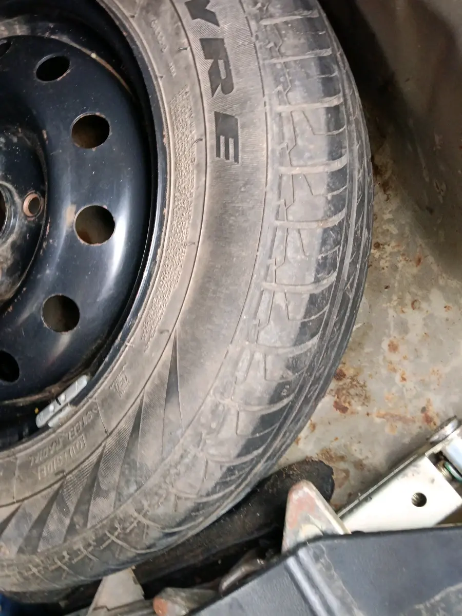 2022 Maruti Dzire VXI CNG, CNG, Manual, 56,871 km, tyre