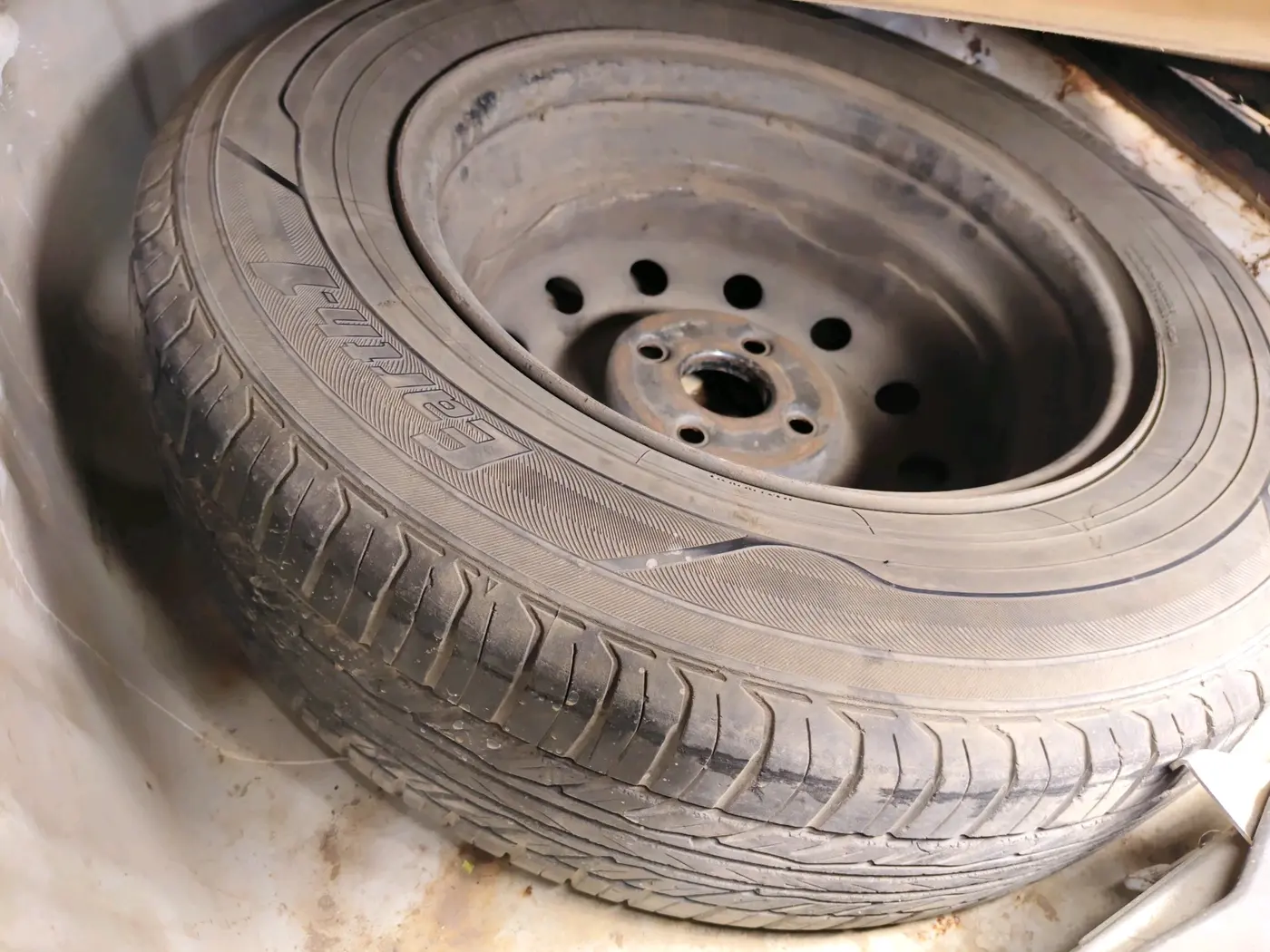 2022 Maruti Dzire VXI, CNG, Manual, 1,44,189 km, tyre