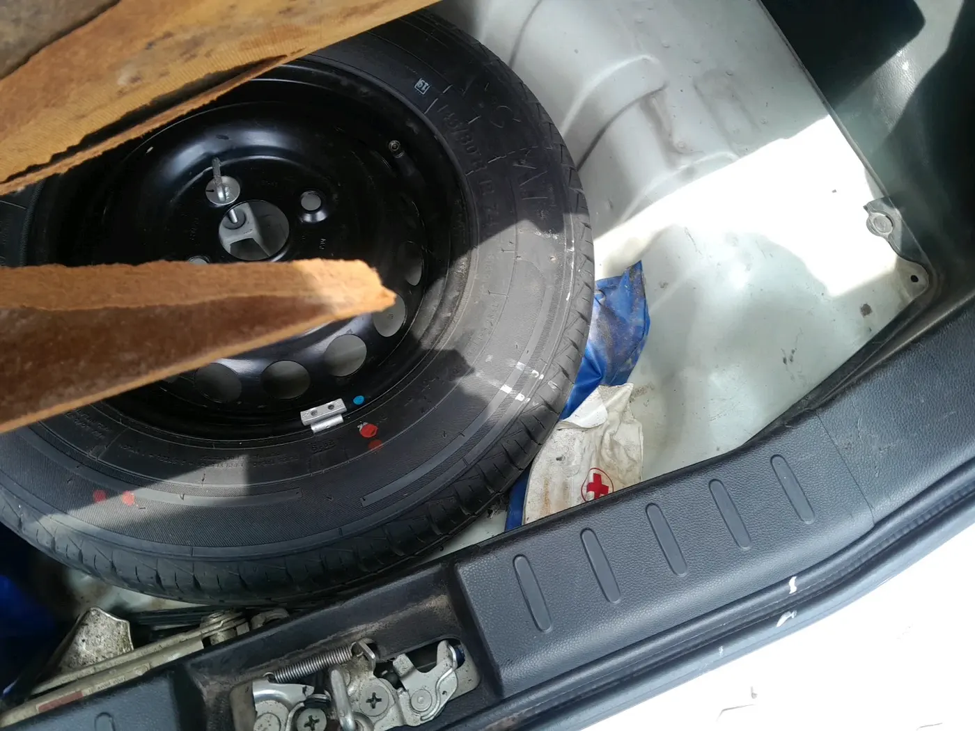 2019 Maruti Alto VXI, Petrol, Manual, 61,759 km, tyre