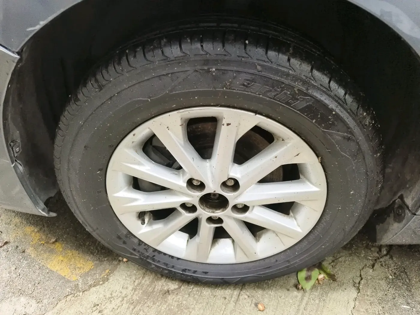 2015 Toyota Camry 2.5L AT, Petrol, Automatic, 77,872 km, tyre