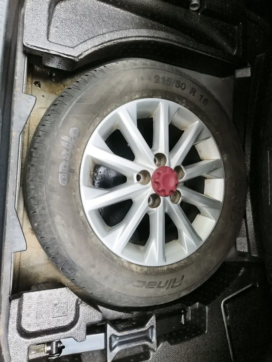 2015 Toyota Camry 2.5L AT, Petrol, Automatic, 77,872 km, tyre