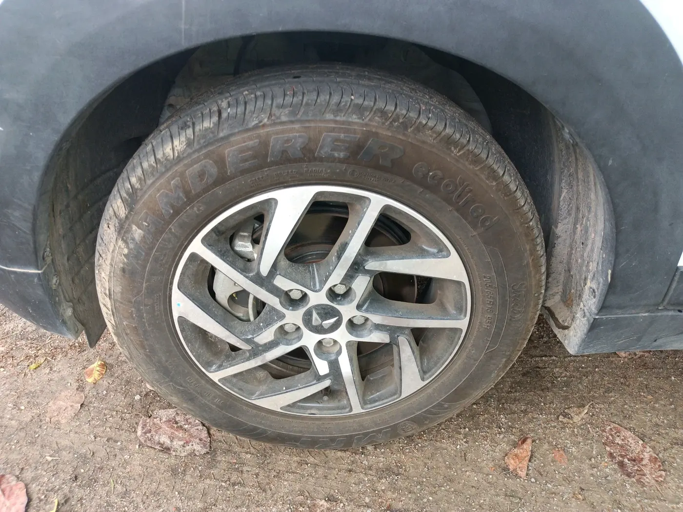 2024 Mahindra XUV 3XO AX5 1.2 L TCMPFi, Petrol, Manual, 6,964 km, tyre