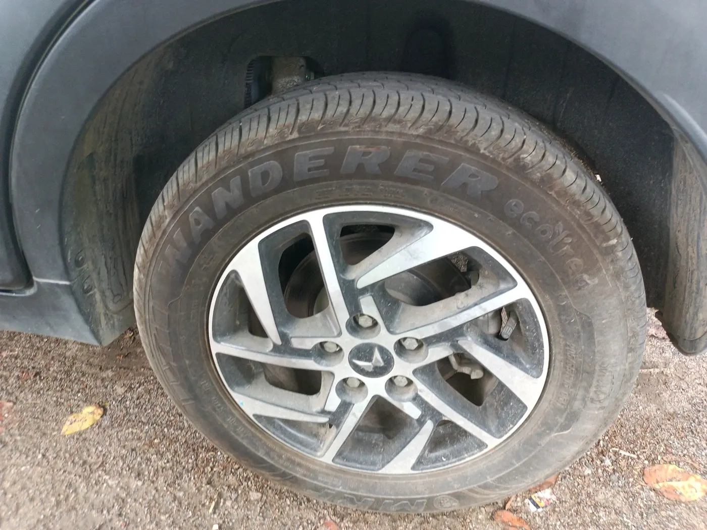 2024 Mahindra XUV 3XO AX5 1.2 L TCMPFi, Petrol, Manual, 6,964 km, tyre