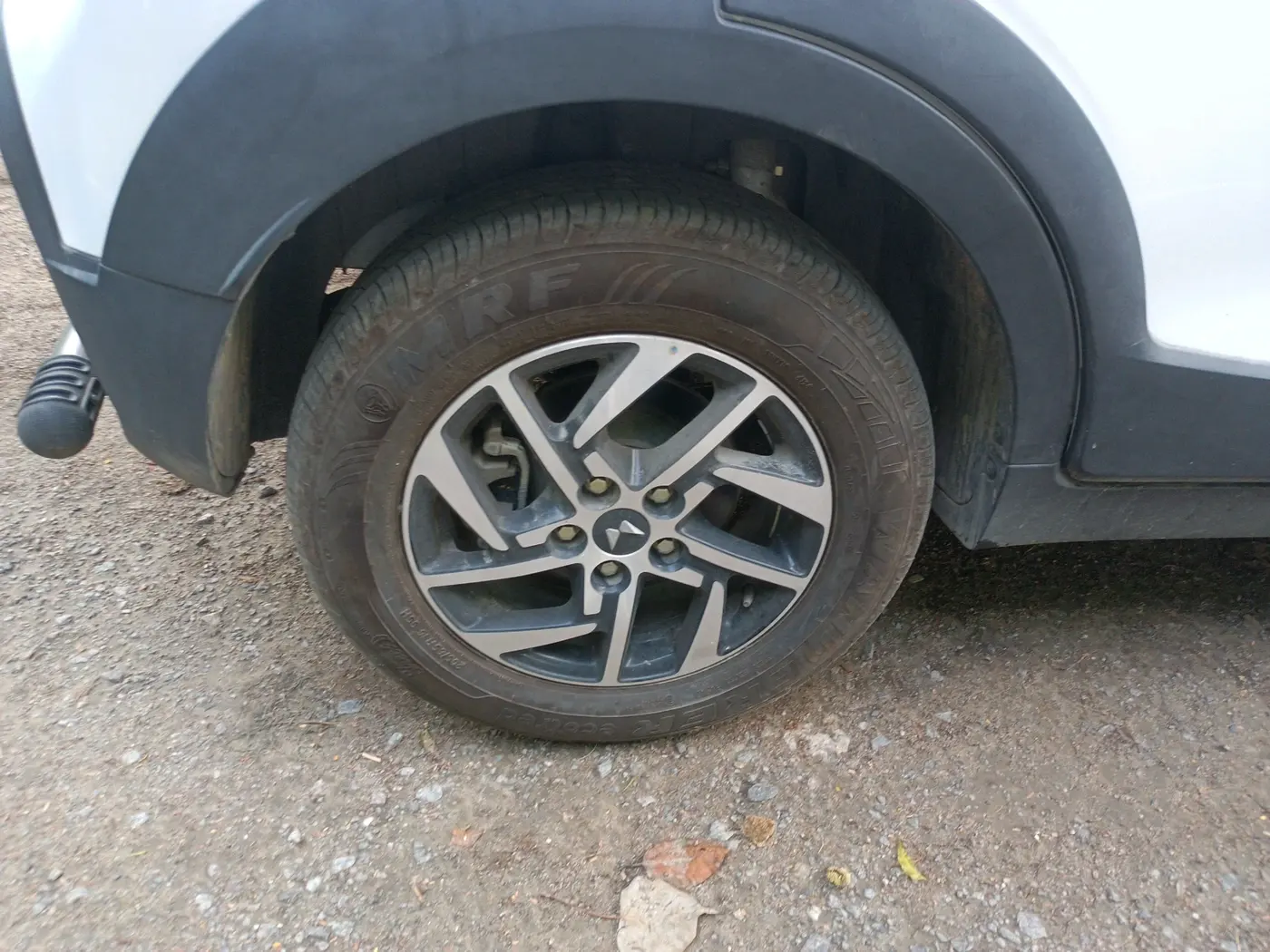 2024 Mahindra XUV 3XO AX5 1.2 L TCMPFi, Petrol, Manual, 6,964 km, tyre