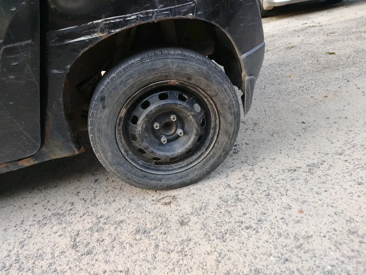 2017 Mahindra Kuv100 K2 6 STR, CNG, Manual, 1,04,259 km, tyre