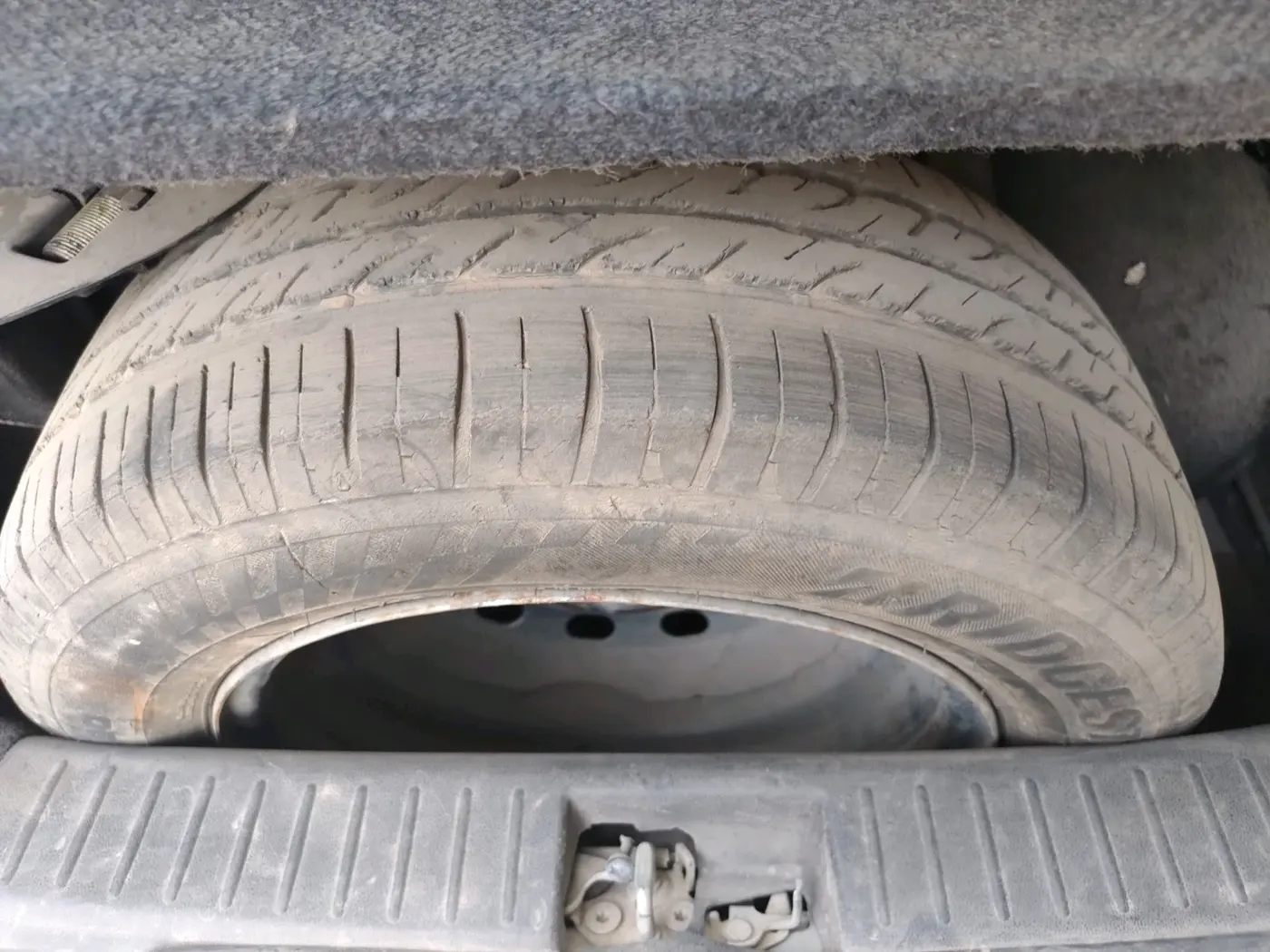 2017 Mahindra Kuv100 K2 6 STR, CNG, Manual, 1,04,259 km, tyre