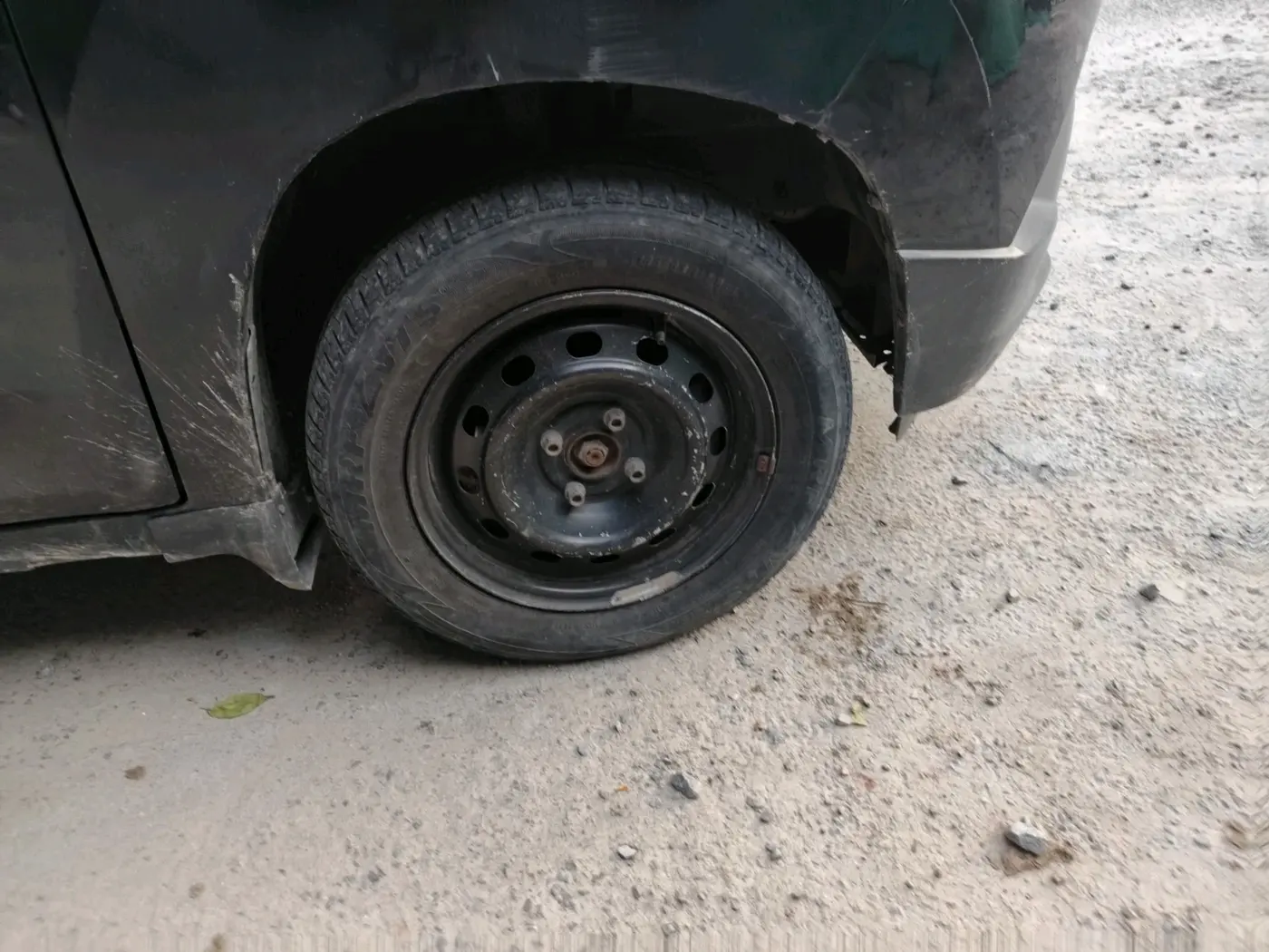 2017 Mahindra Kuv100 K2 6 STR, CNG, Manual, 1,04,259 km, tyre