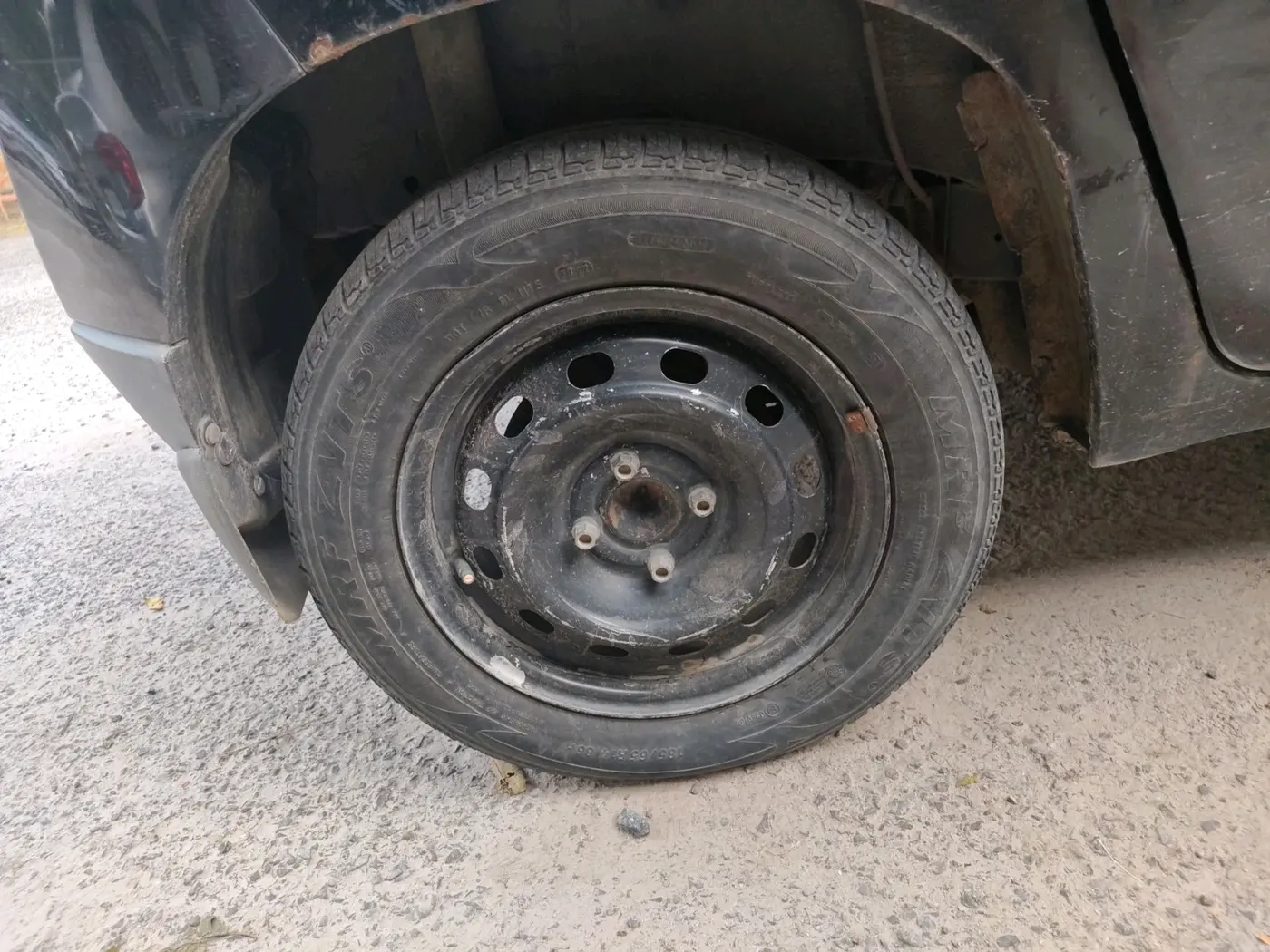 2017 Mahindra Kuv100 K2 6 STR, CNG, Manual, 1,04,259 km, tyre