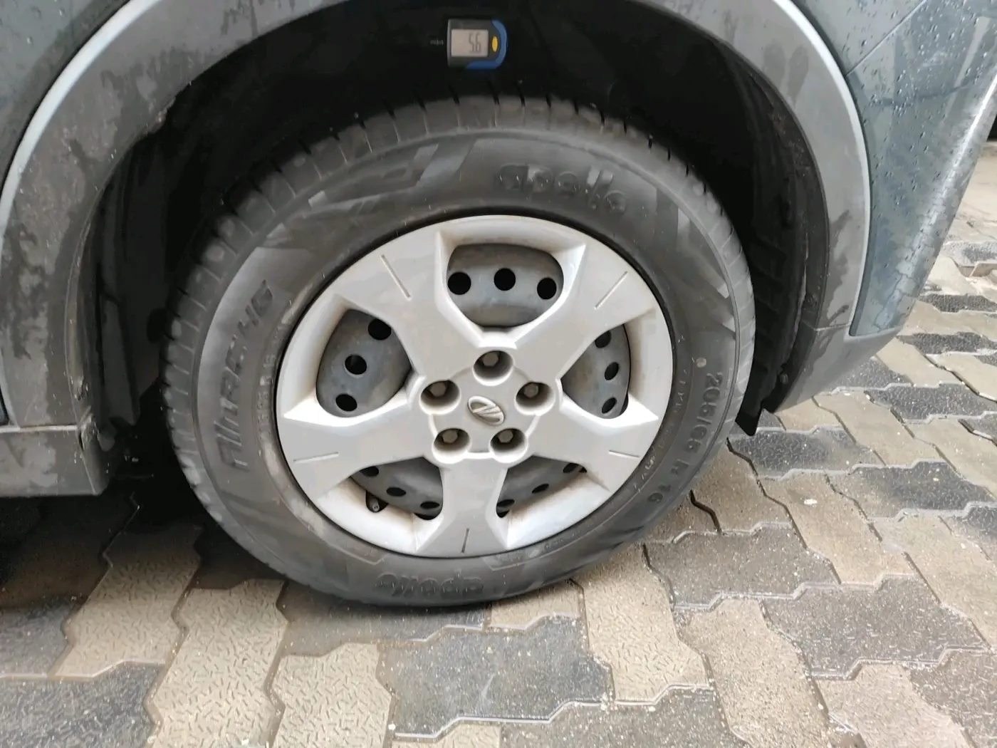 2021 Mahindra XUV300 W6 1.2 PETROL AMT, Petrol, Automatic, 14,717 km, tyre
