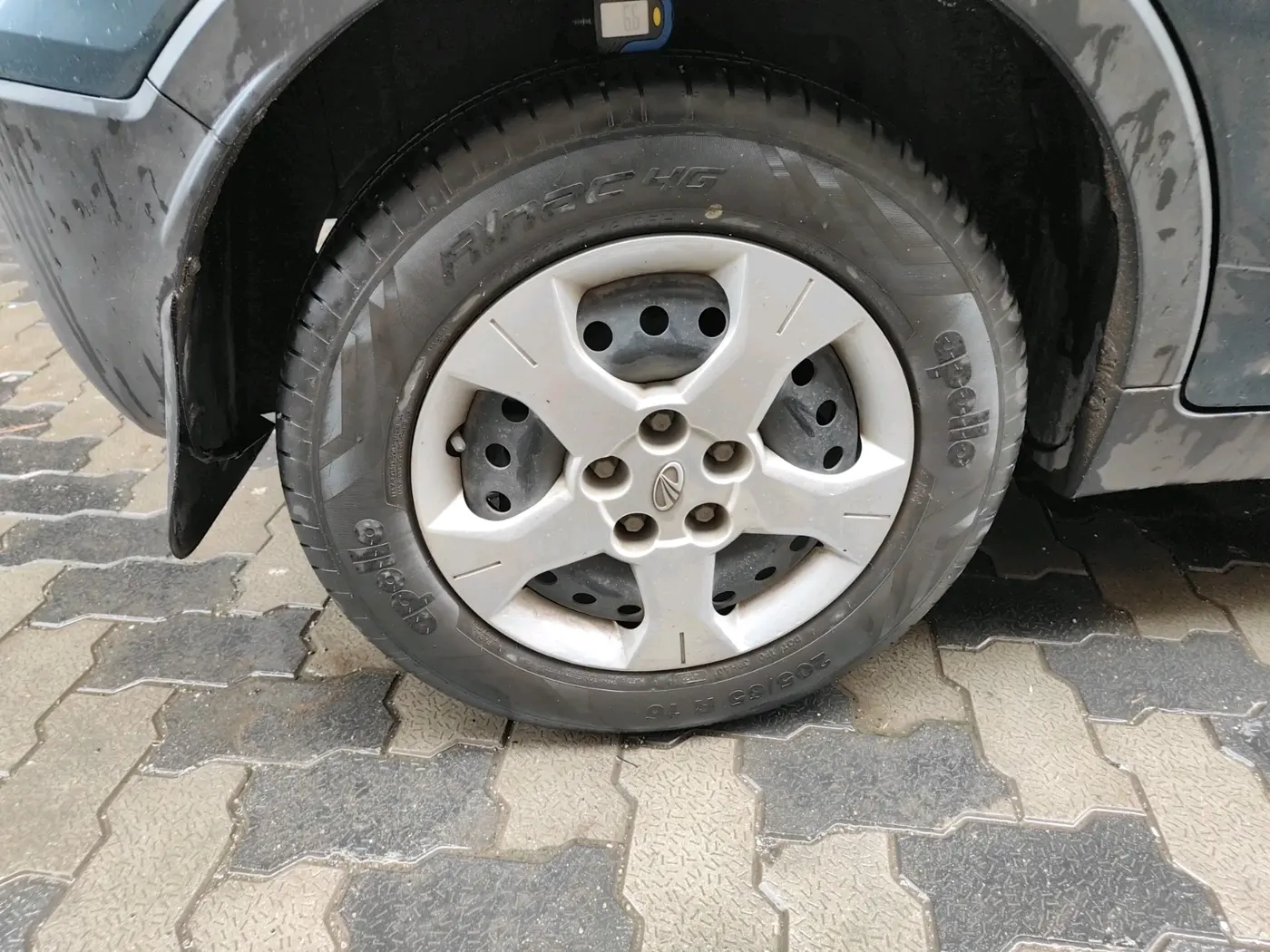 2021 Mahindra XUV300 W6 1.2 PETROL AMT, Petrol, Automatic, 14,717 km, tyre