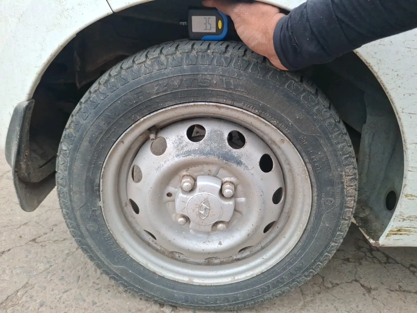 2018 Hyundai Eon ERA +, Petrol, Manual, 45,987 km, tyre