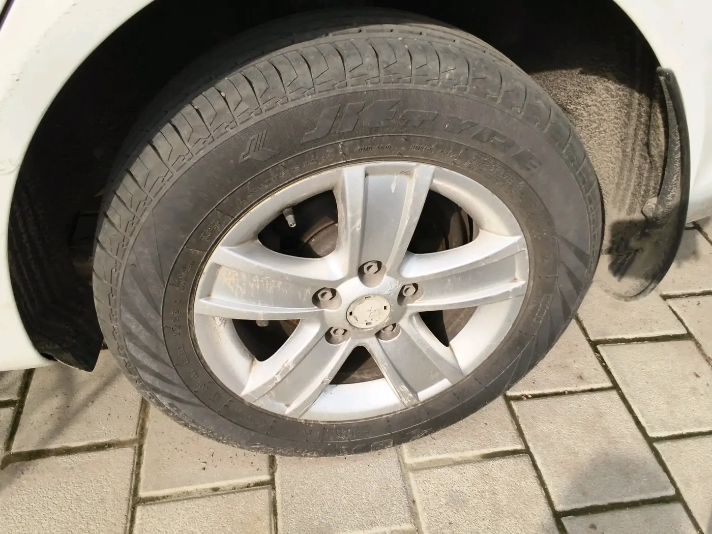 2012 Skoda Laura AMBITION 2.0 TDI CR MT, Diesel, Manual, 2,03,512 km, tyre