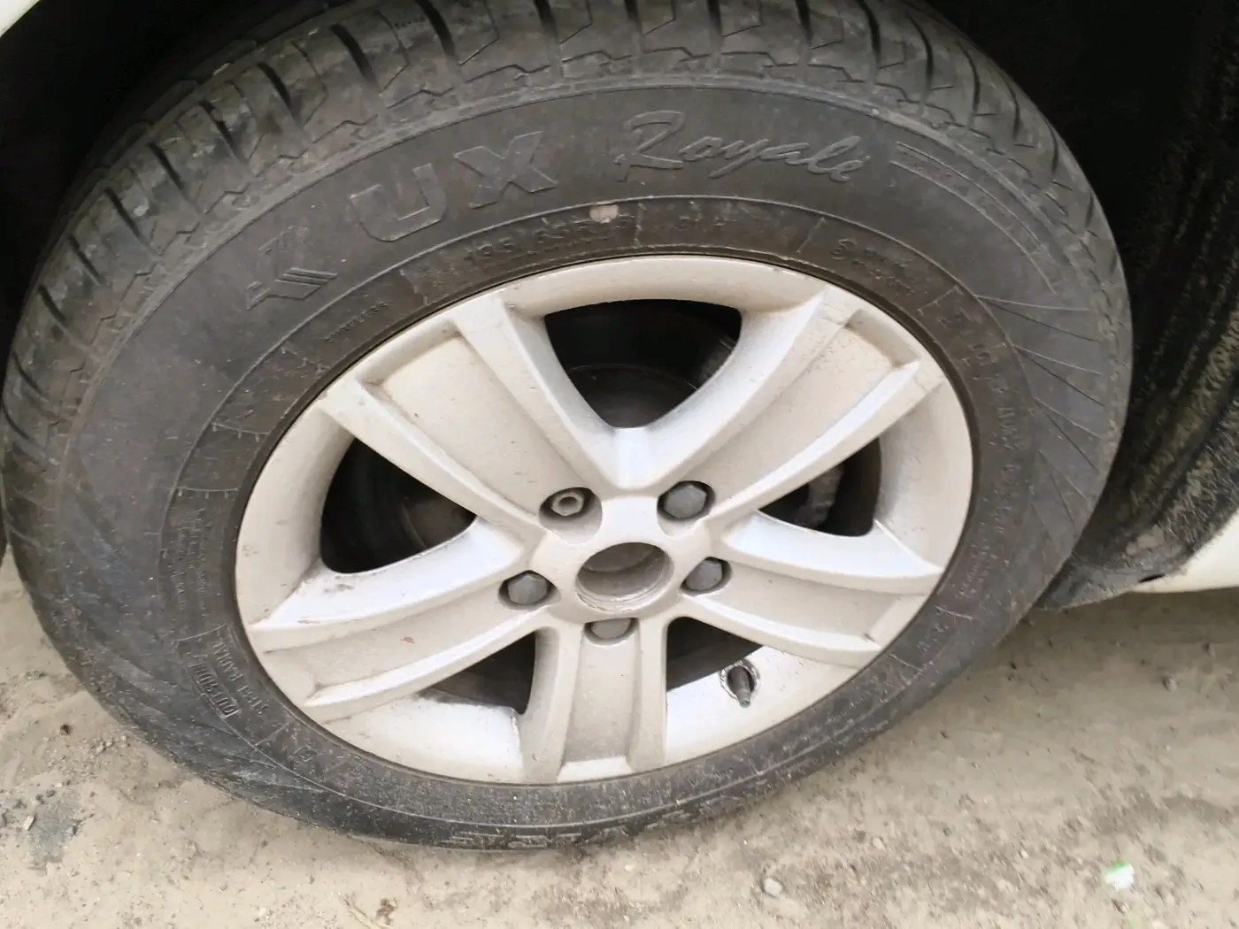 2012 Skoda Laura AMBITION 2.0 TDI CR MT, Diesel, Manual, 2,03,512 km, tyre