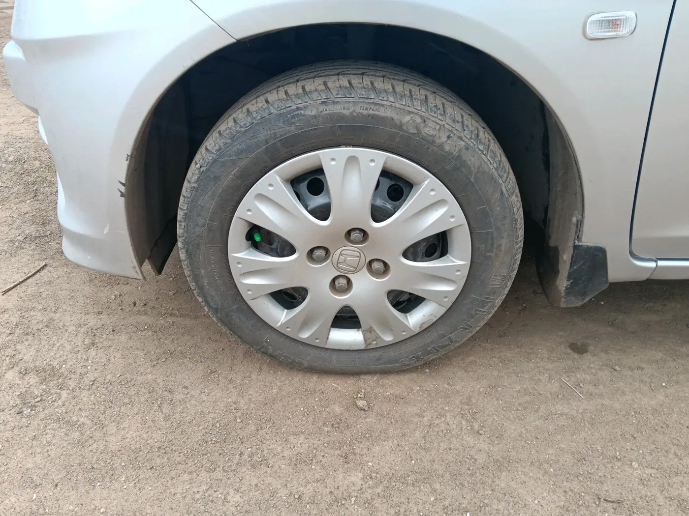 2014 Honda Amaze 1.2L I-VTEC S, Petrol, Manual, 1,01,817 km, tyre