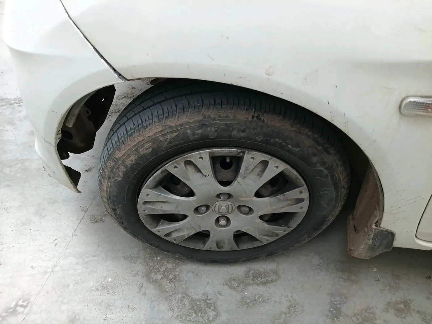 2013 Honda Amaze 1.2L I-VTEC S AT, CNG, Automatic, 1,34,534 km, tyre