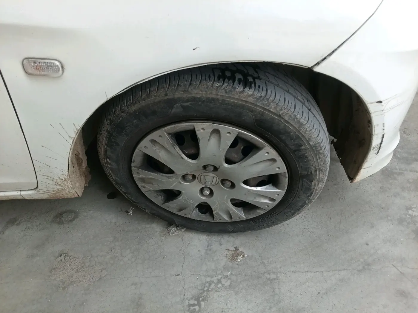 2013 Honda Amaze 1.2L I-VTEC S AT, CNG, Automatic, 1,34,534 km, tyre